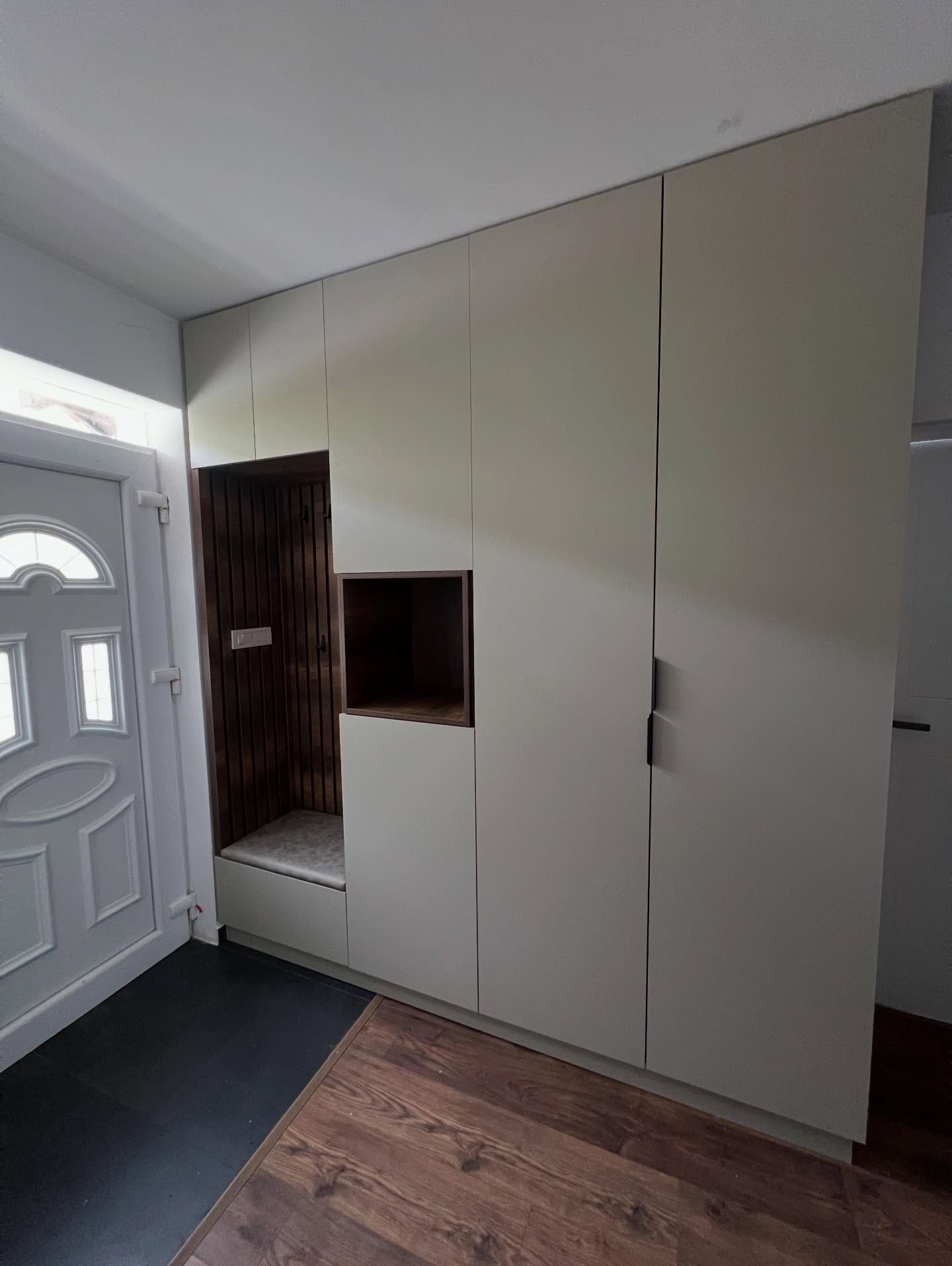 Shtrat i tapicuar gri me dollap mbi shtrat – Mobileria Loli Design (3)