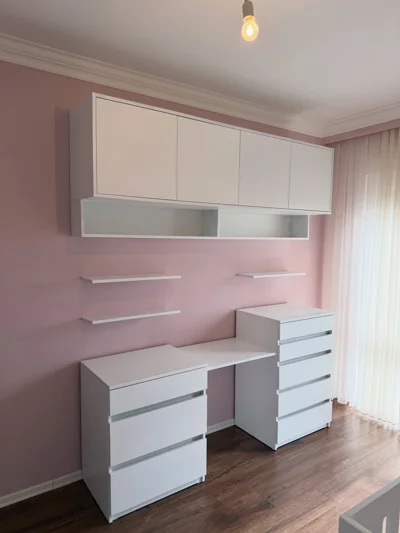 Dhomë fëmijësh me tavolinë pune dhe shtrat