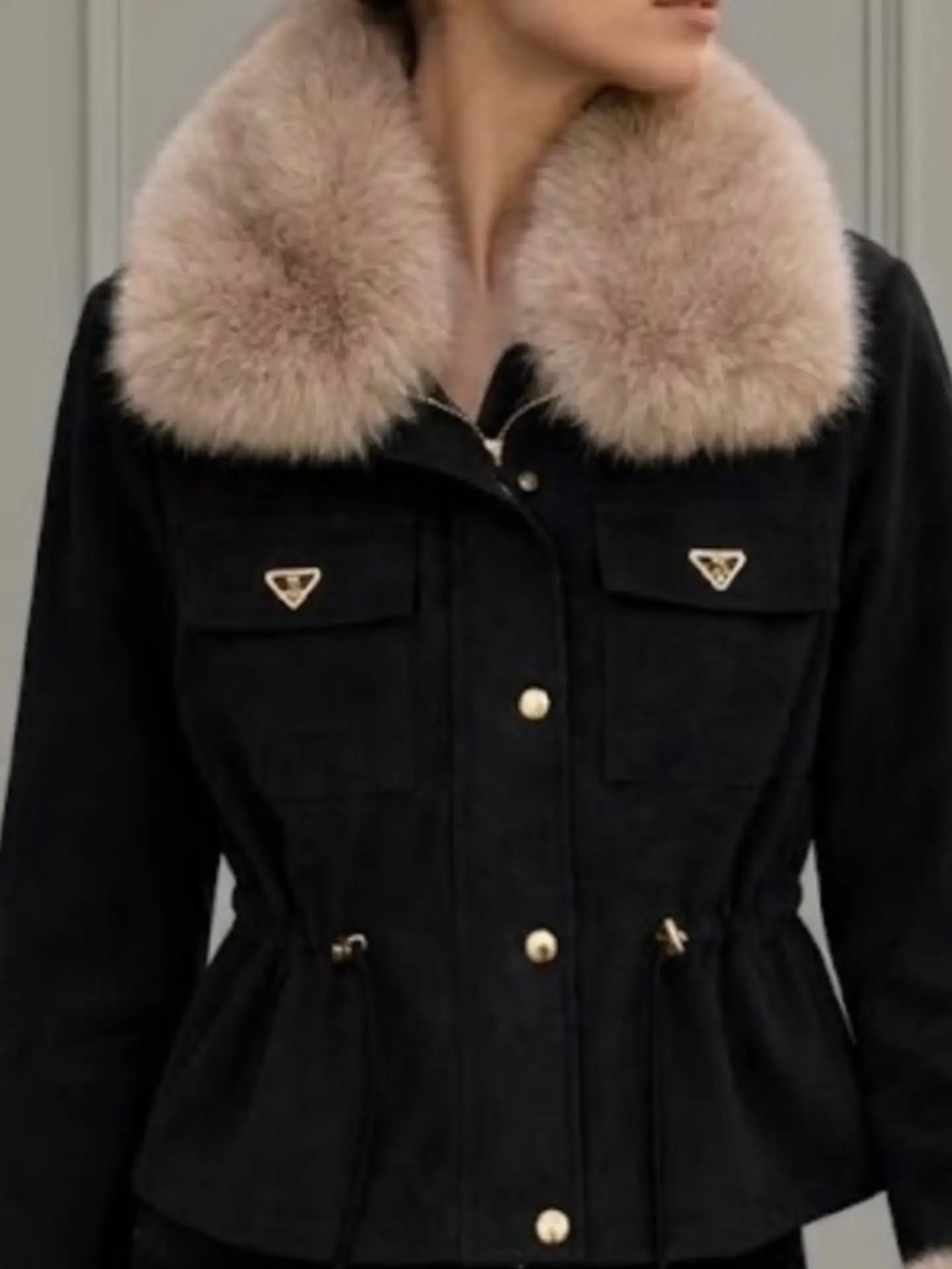 Xhaketë e zezë me jakë gëzofi – London Look