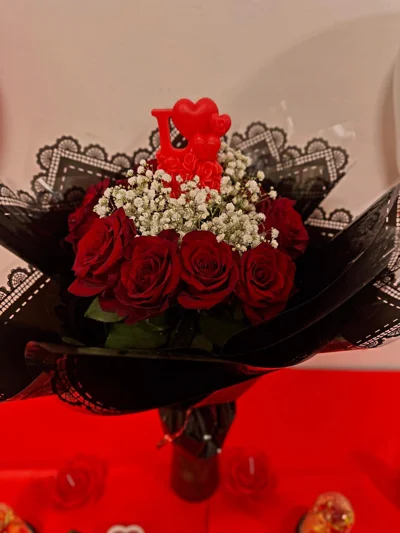 Buqetë trëndafilash të kuq me letër të zezë