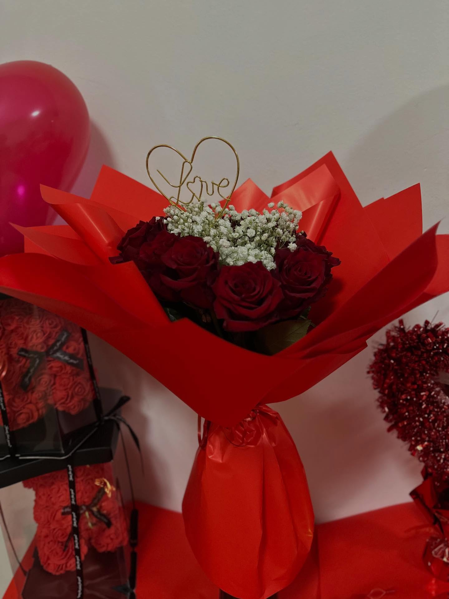 Buqetë trëndafilash të kuq me mbishkrim Love – lulishte.co