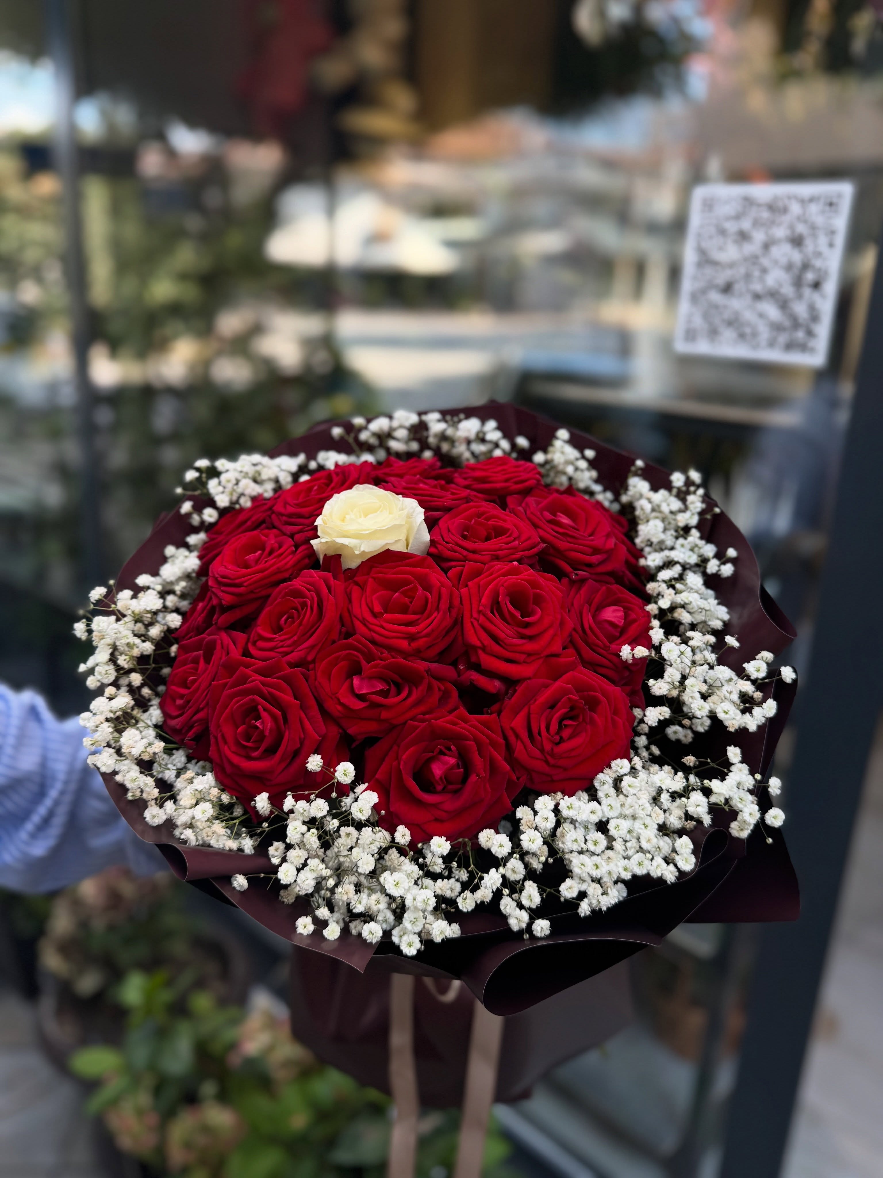Buqetë trëndafilash të kuq me lule të bardha – Azalea Flowers Shop