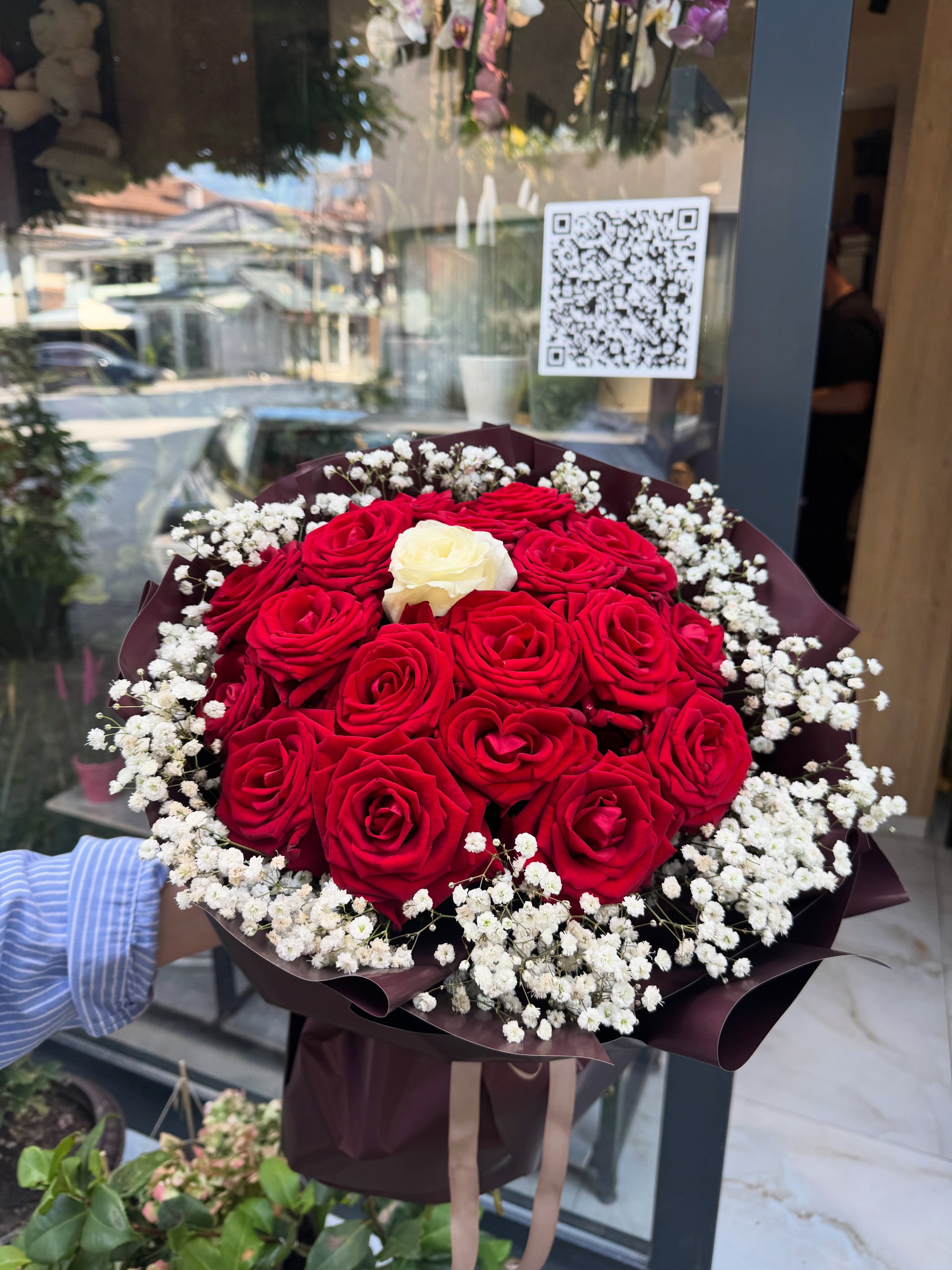 Buqetë trëndafilash të kuq me lule të bardha – Azalea Flowers Shop (2)