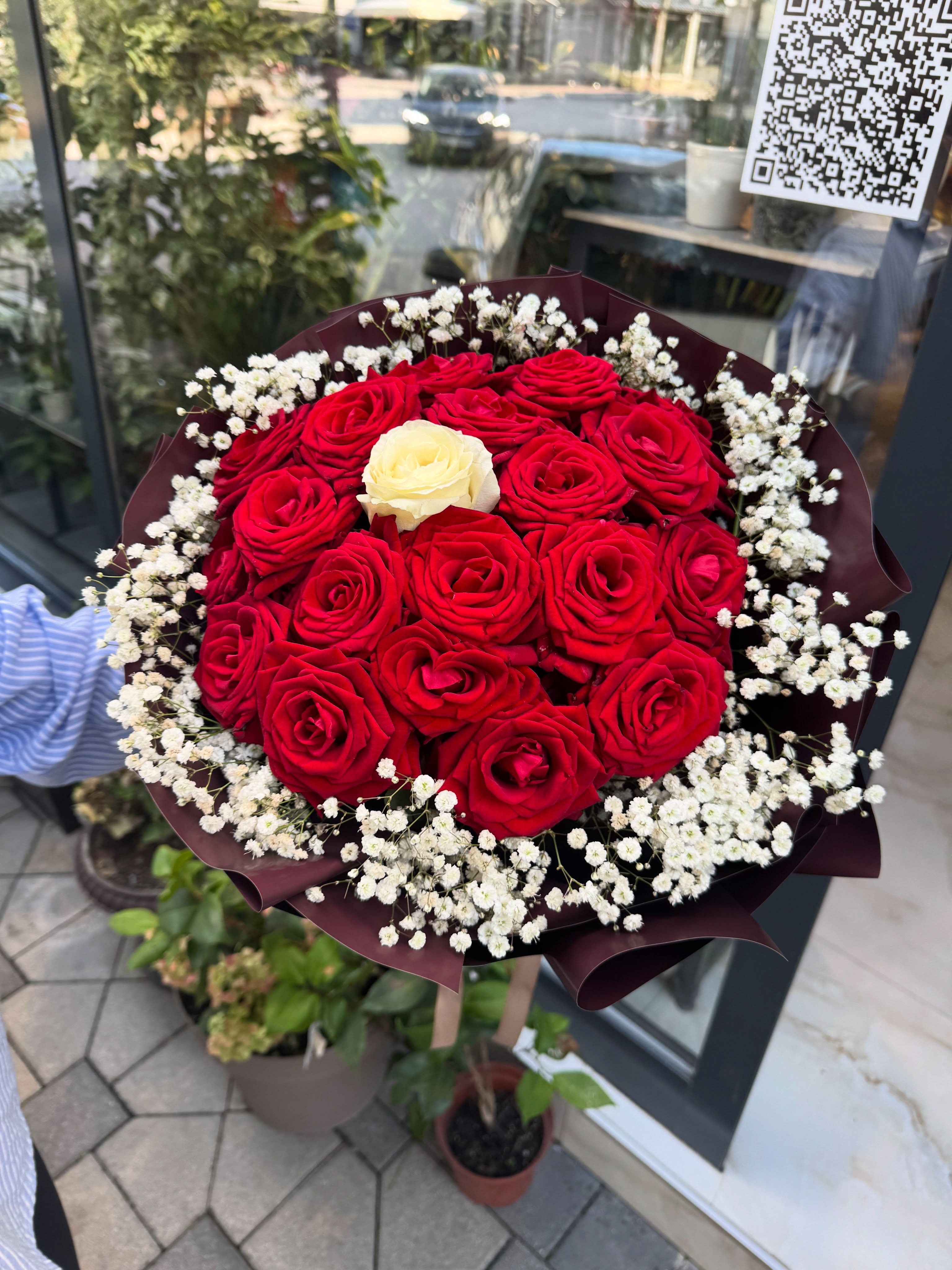 Buqetë trëndafilash të kuq me lule të bardha – Azalea Flowers Shop (3)