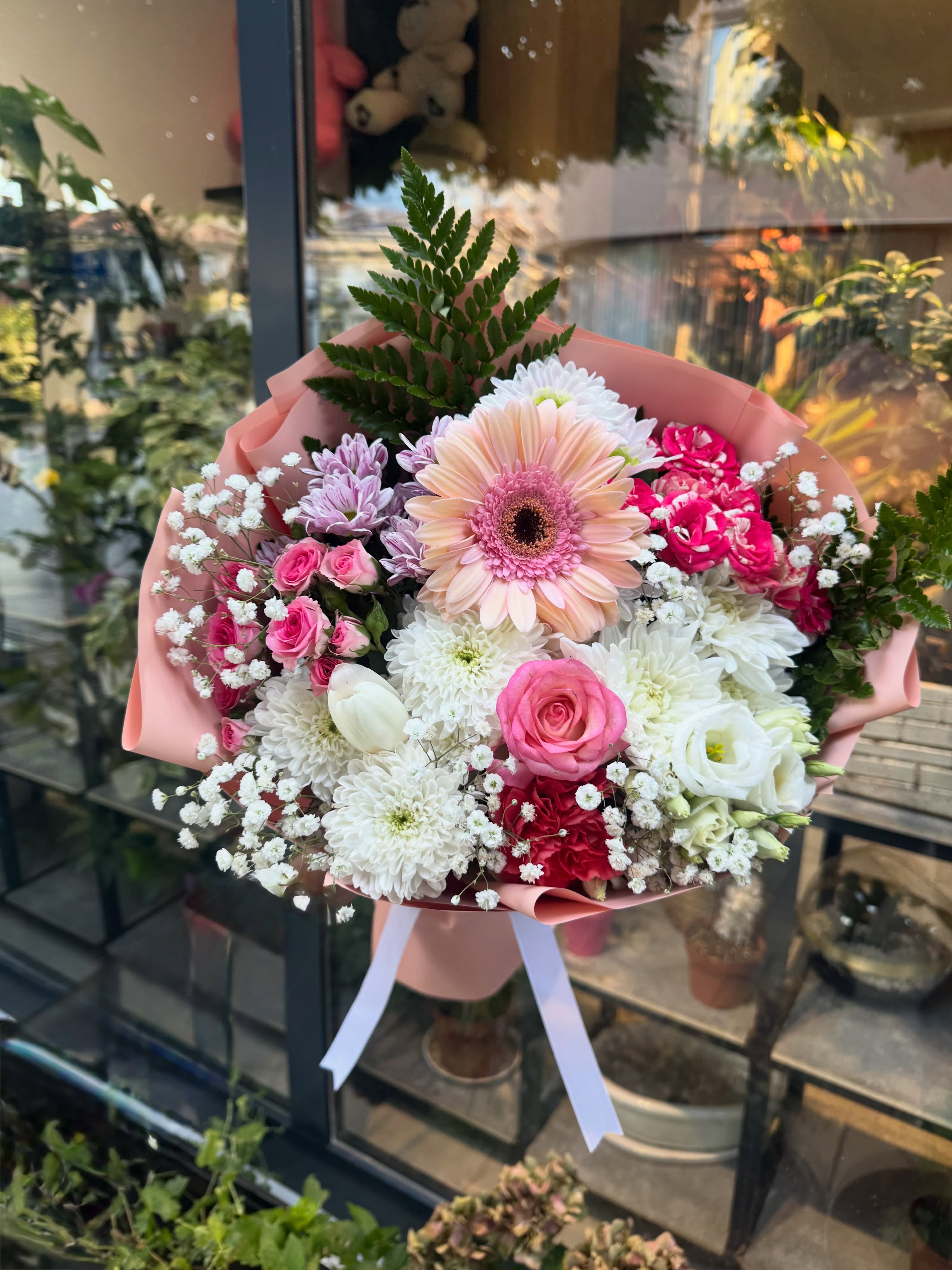 Buqetë me gerbera rozë dhe lule të bardha – Azalea Flowers Shop