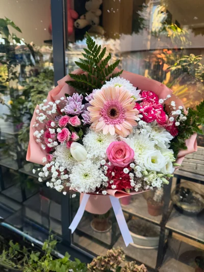 Buqetë me gerbera rozë dhe lule të bardha