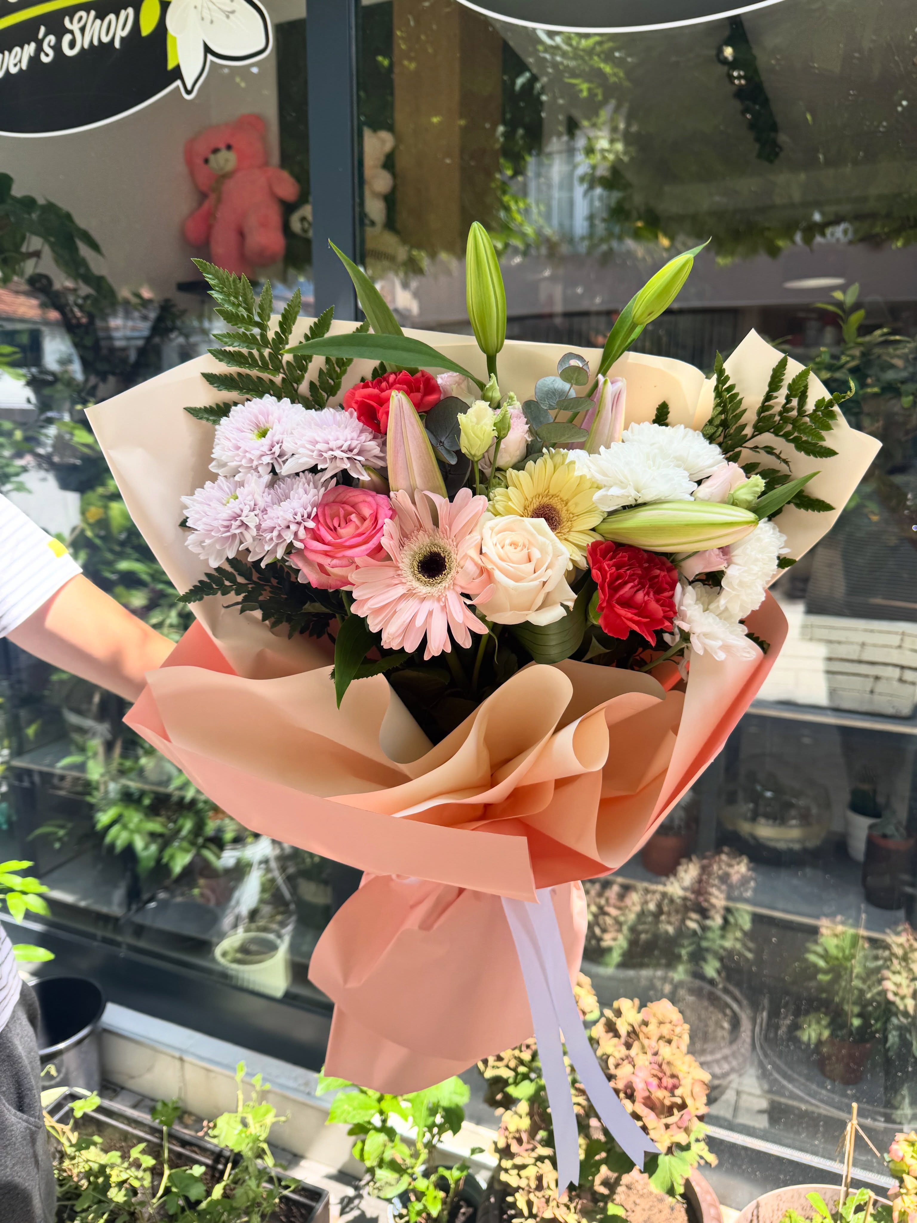 Buqetë me gerbera rozë dhe lule të bardha – Azalea Flowers Shop (3)