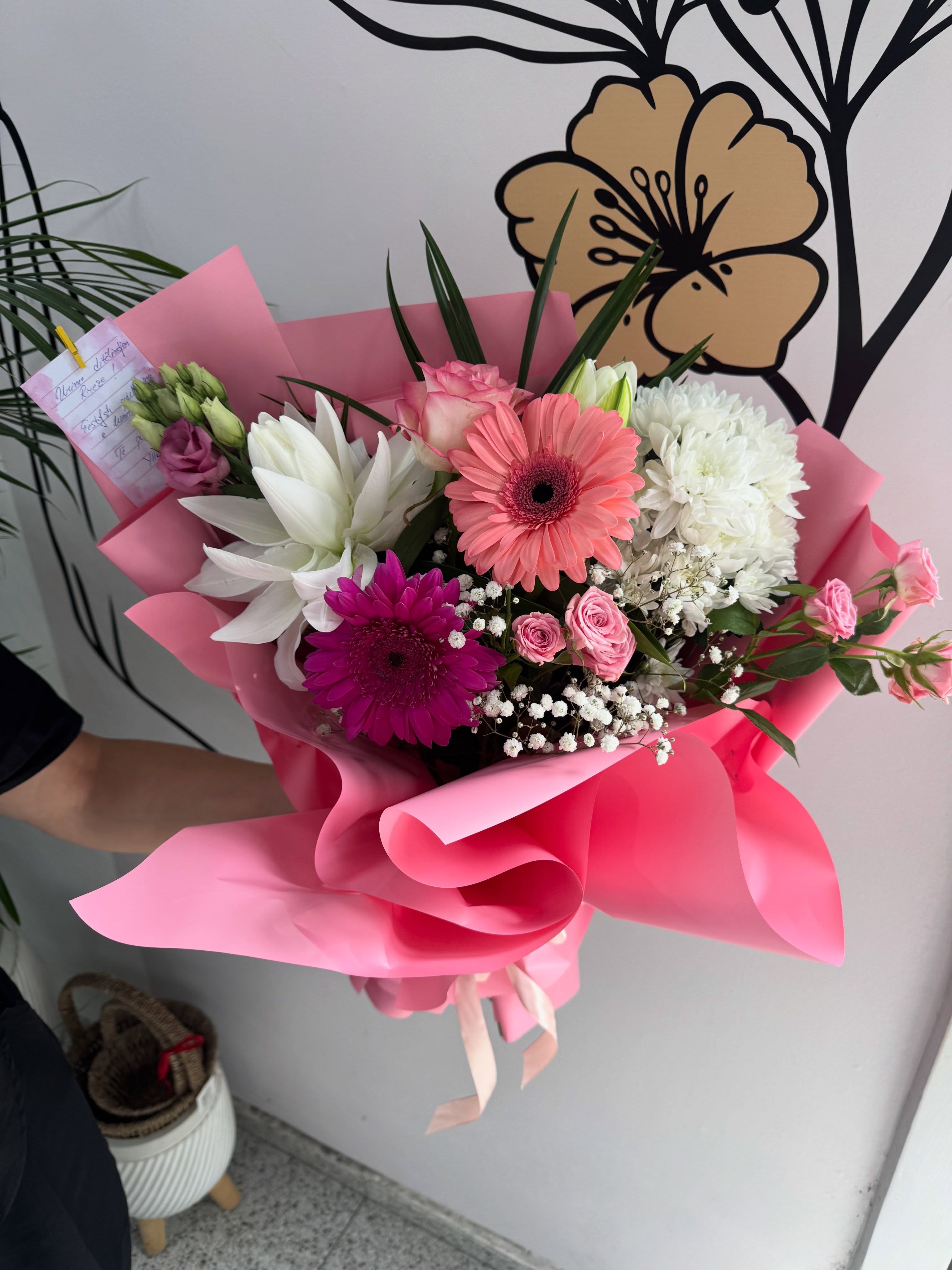 Buqetë me gerbera rozë dhe lule të bardha – Azalea Flowers Shop (4)