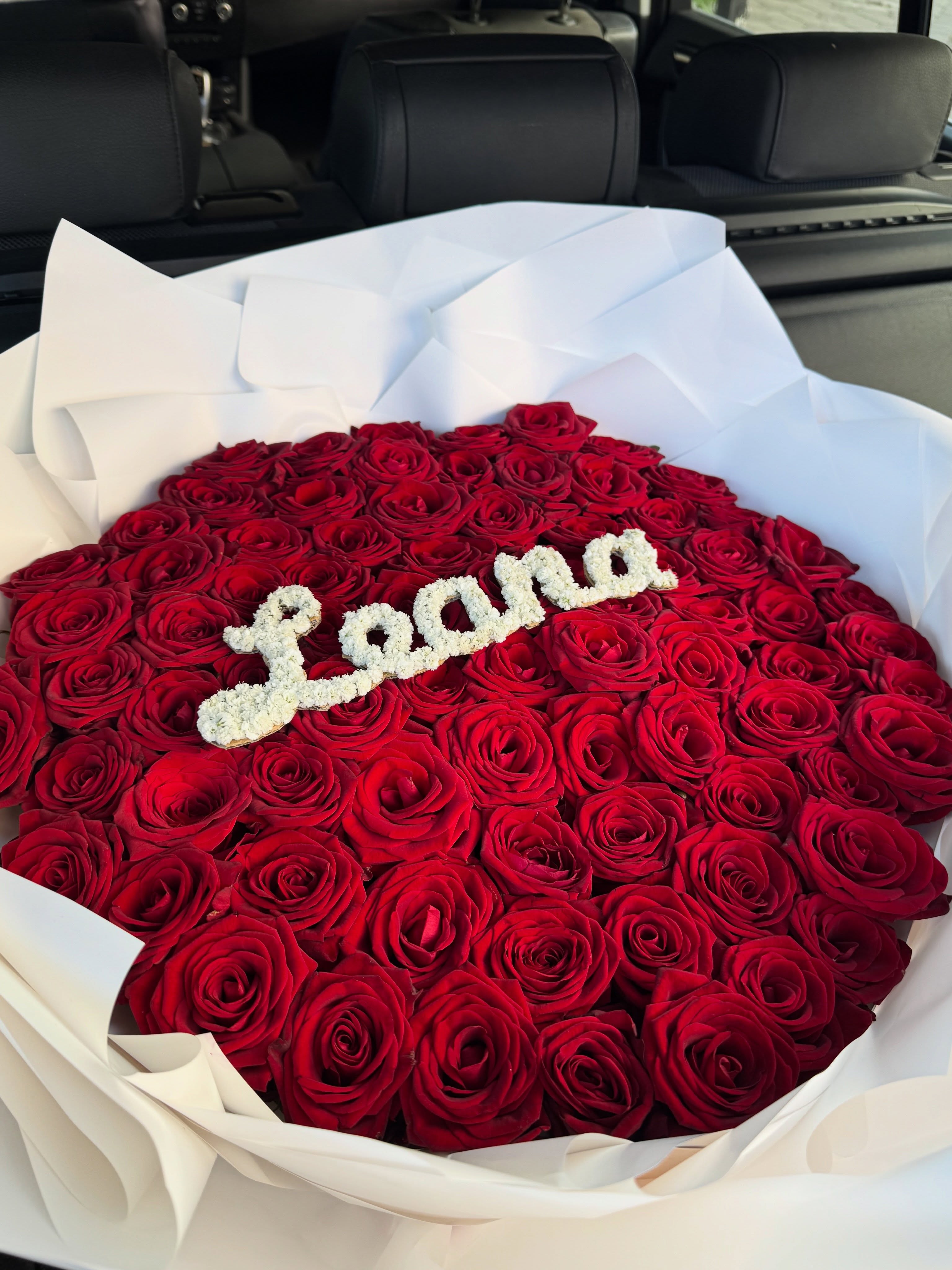 Buqetë trëndafilash të kuq me emër të personalizuar – Azalea Flowers Shop