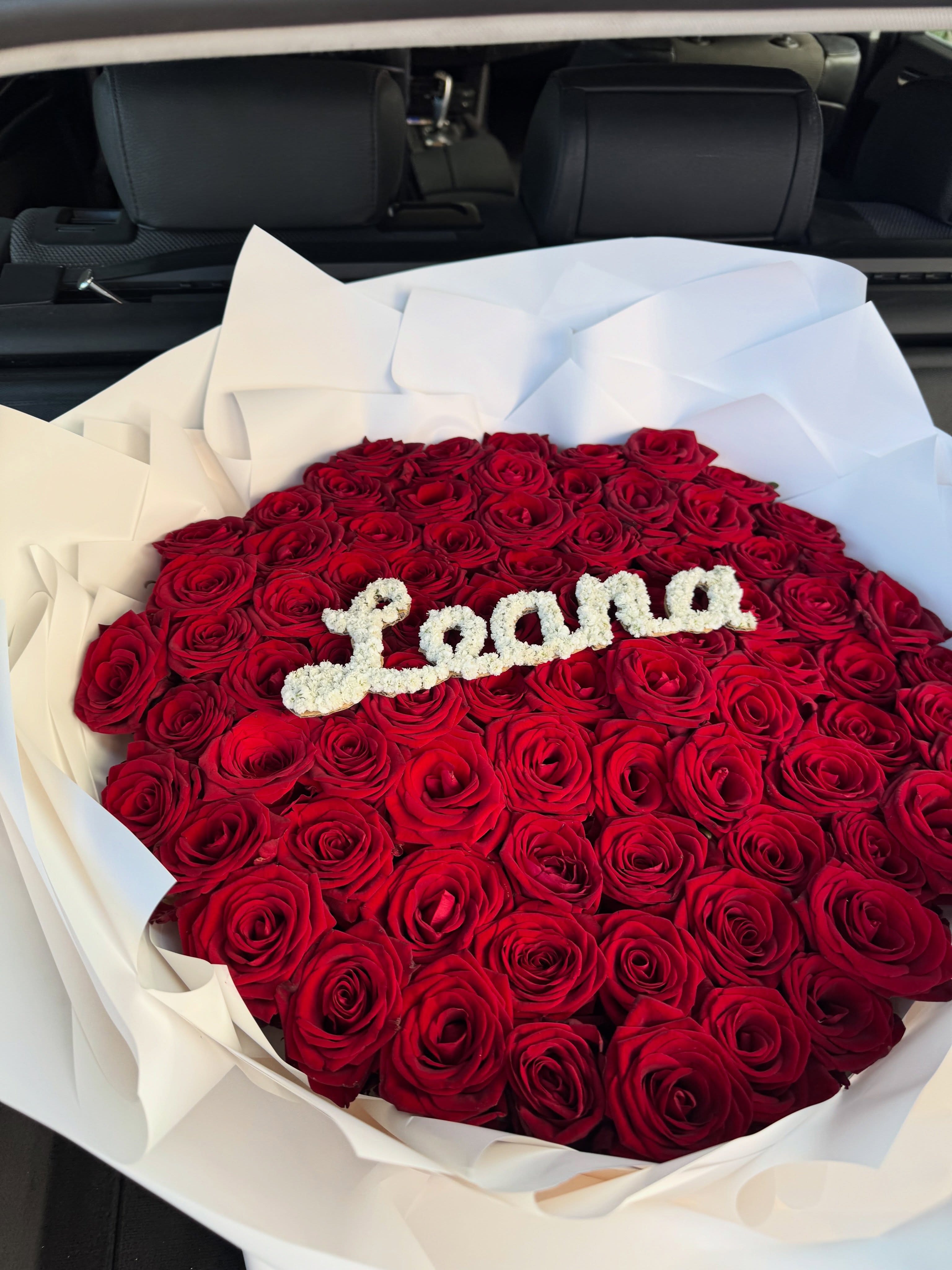 Buqetë trëndafilash të kuq me emër të personalizuar – Azalea Flowers Shop (2)