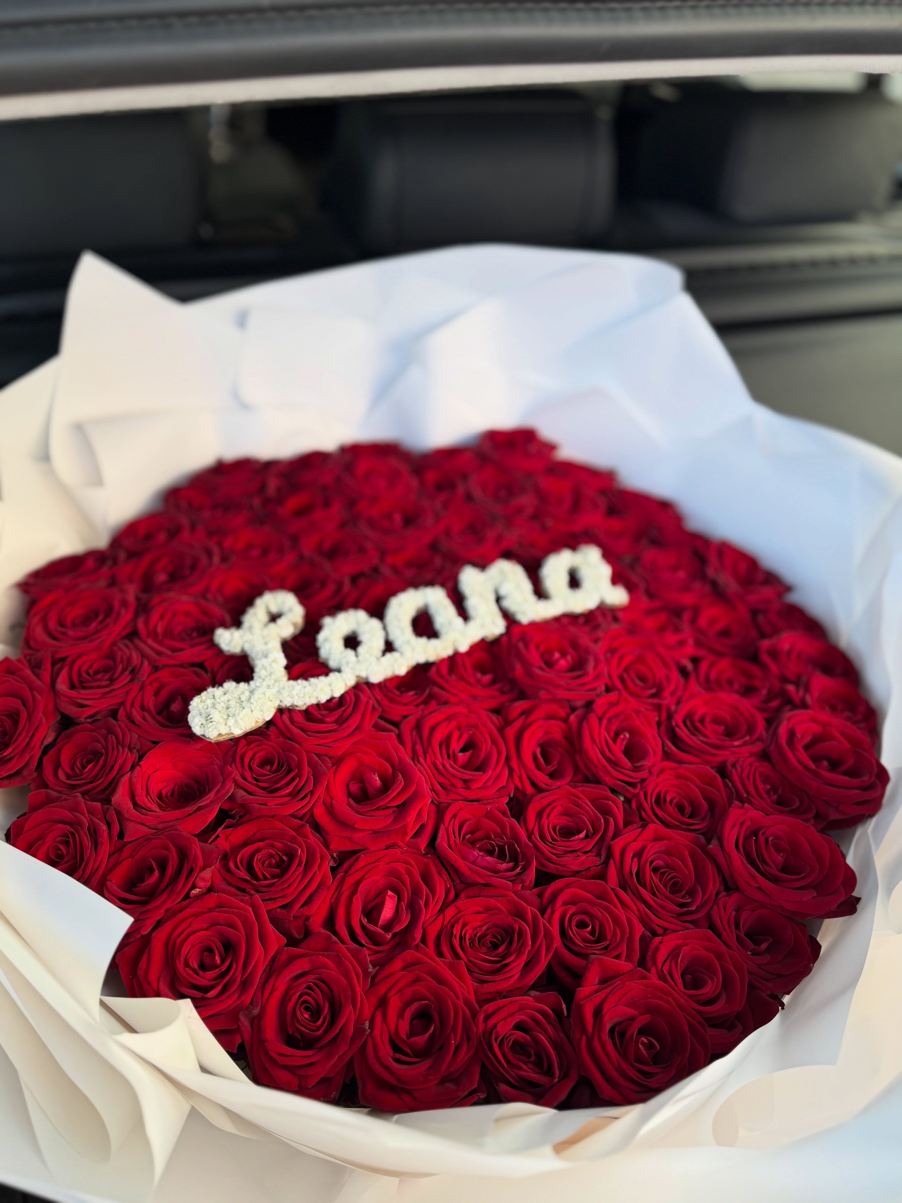 Buqetë trëndafilash të kuq me emër të personalizuar – Azalea Flowers Shop (3)