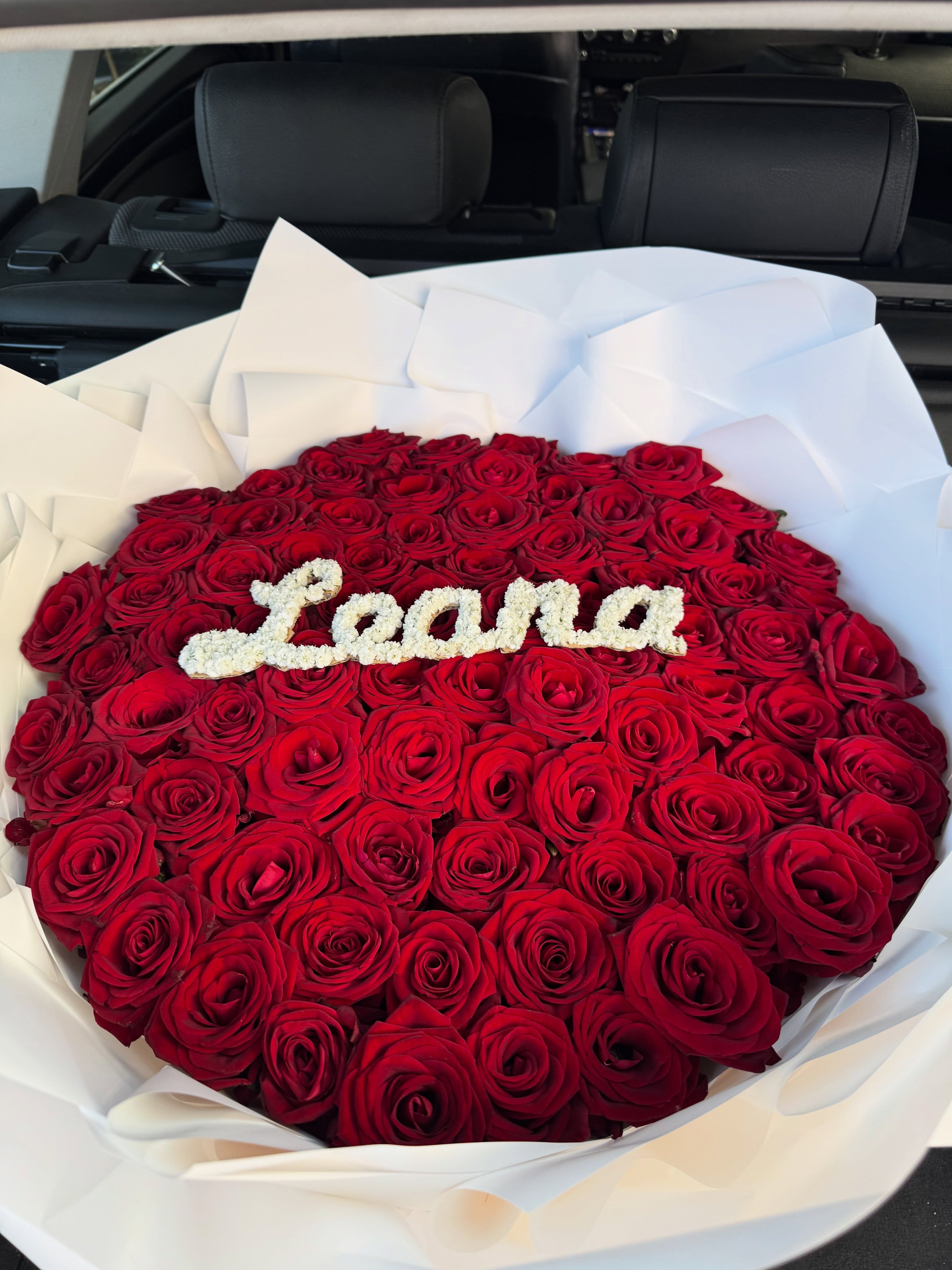 Buqetë trëndafilash të kuq me emër të personalizuar – Azalea Flowers Shop (4)