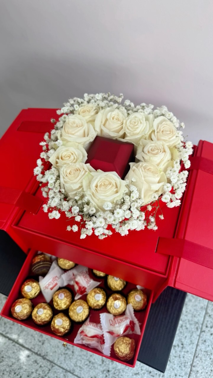 Kuti trëndafilash për propozim me çokollata – Azalea Flowers Shop