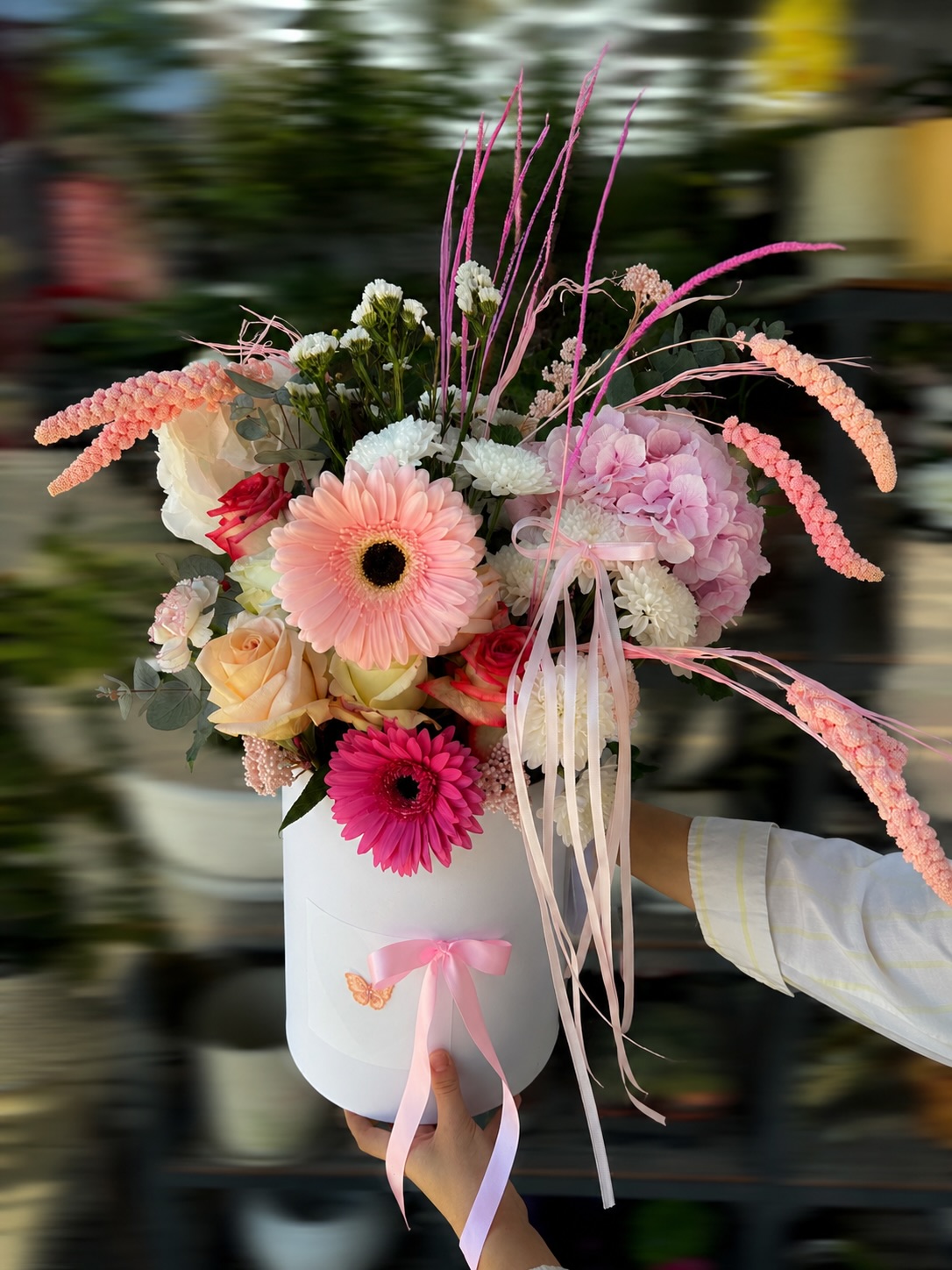 Aranzhim lulesh në kuti të bardhë me gerbera – Azalea Flowers Shop