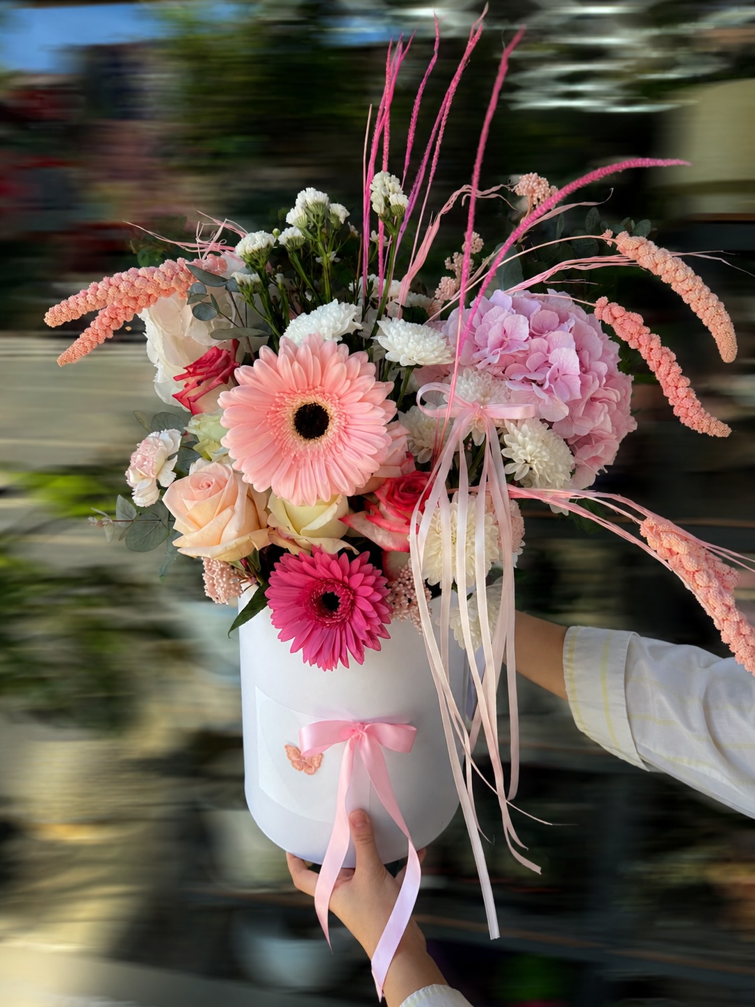 Aranzhim lulesh në kuti të bardhë me gerbera – Azalea Flowers Shop (2)