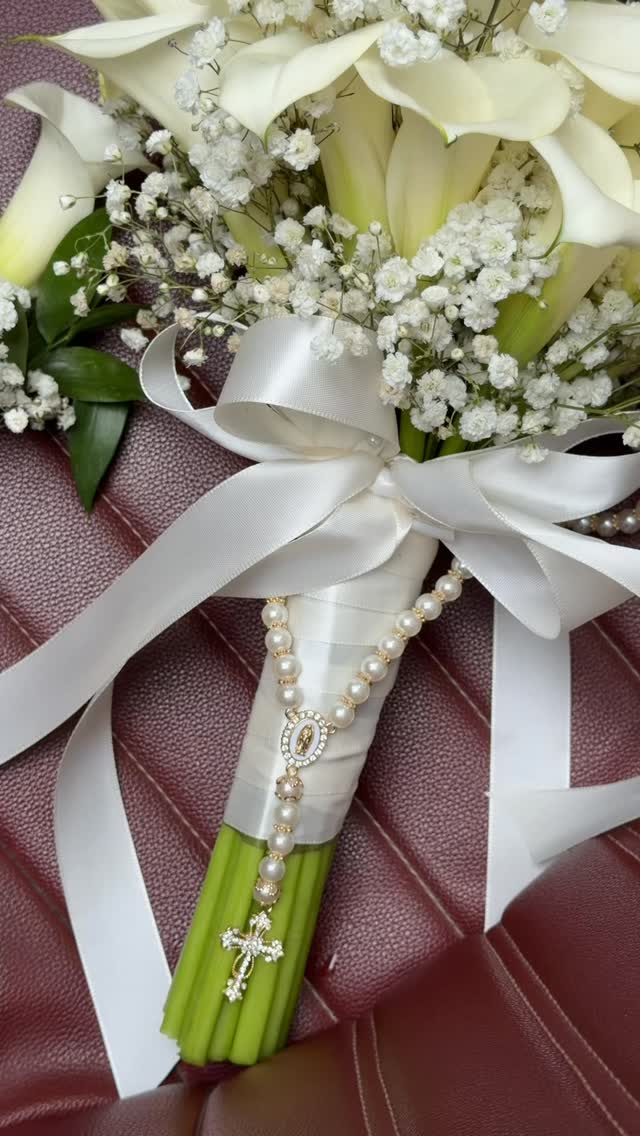 Buqetë nuseje me kala të bardha dhe gipsofila – FLOWER SHOP