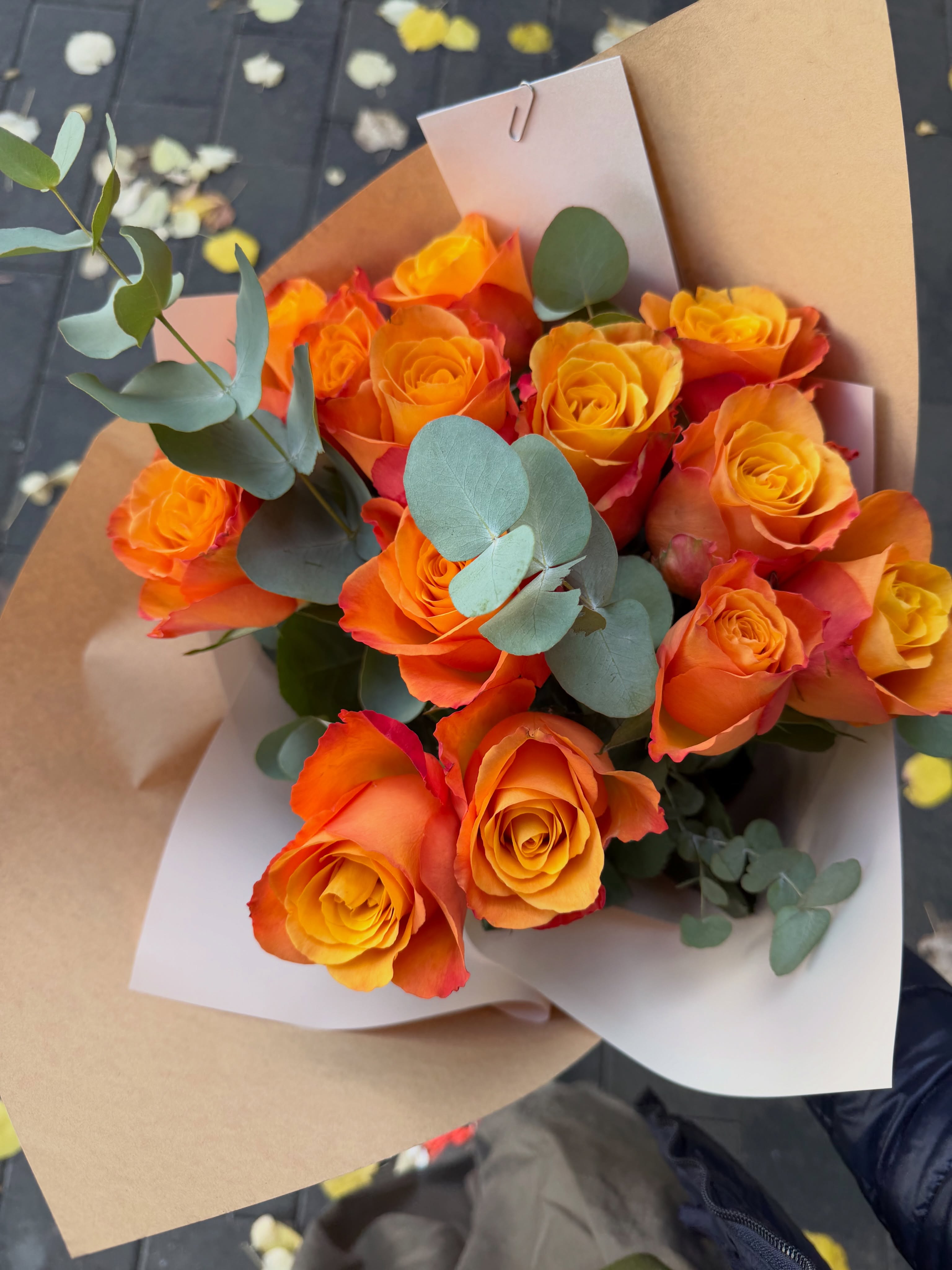 Buqetë me trëndafila portokalli dhe eukalipt – FLOWER SHOP