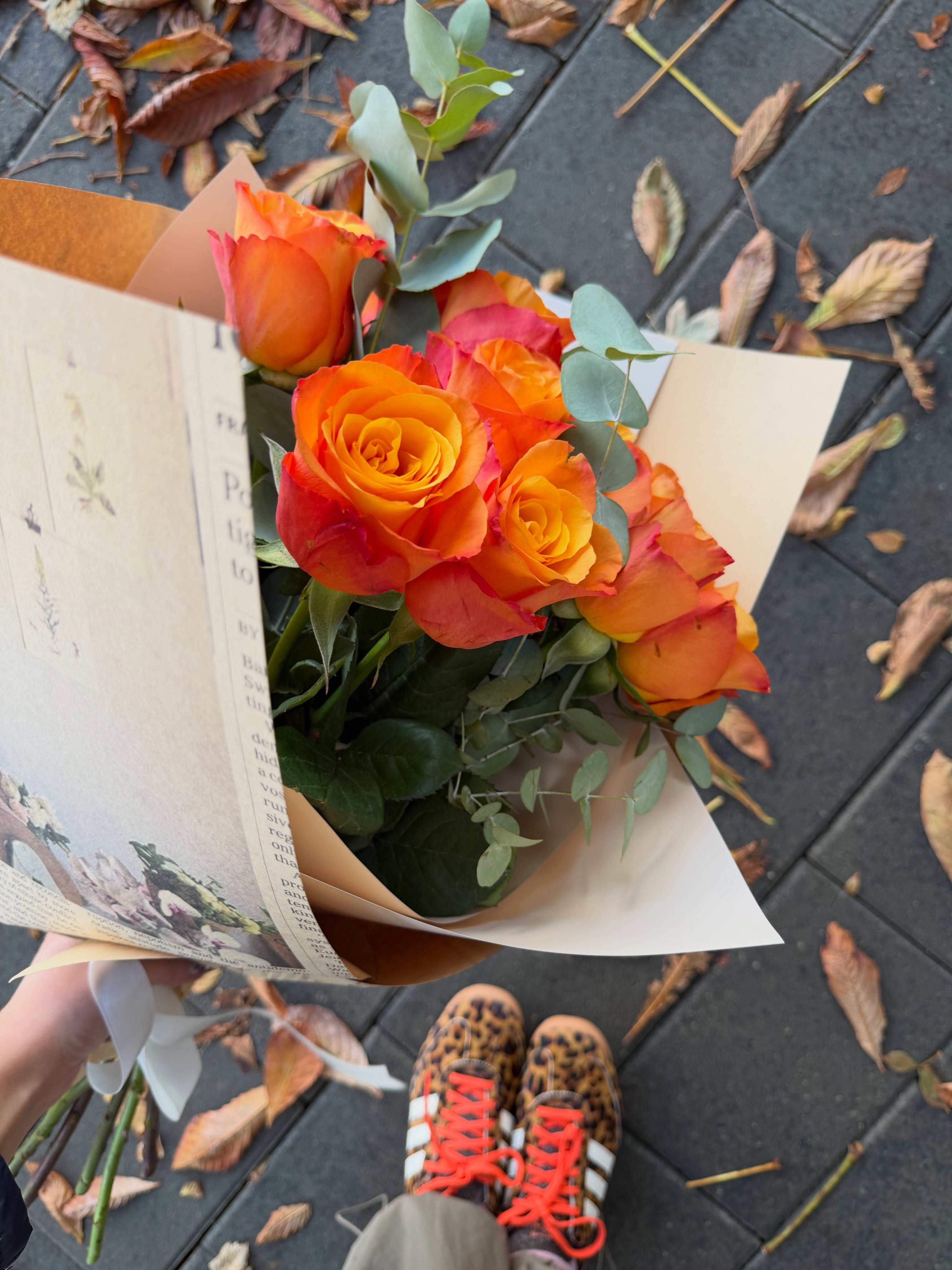 Buqetë me trëndafila portokalli dhe eukalipt – FLOWER SHOP (2)