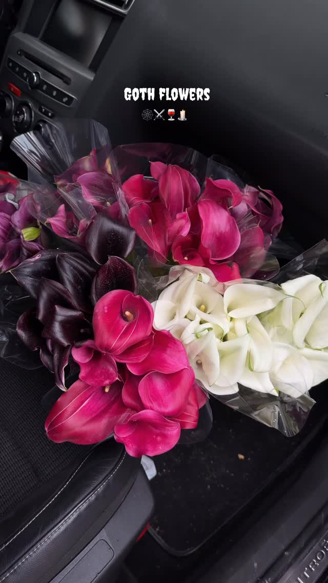 Buqeta me kala të zeza, rozë dhe të bardha – FLOWER SHOP