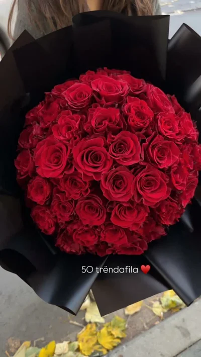 Buqetë me 50 trëndafila të kuq