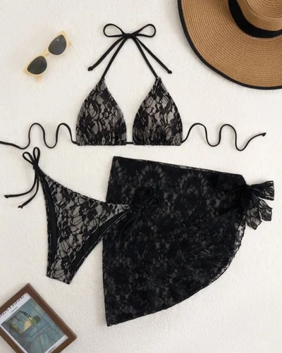 Bikini e zezë me dantellë dhe pareo