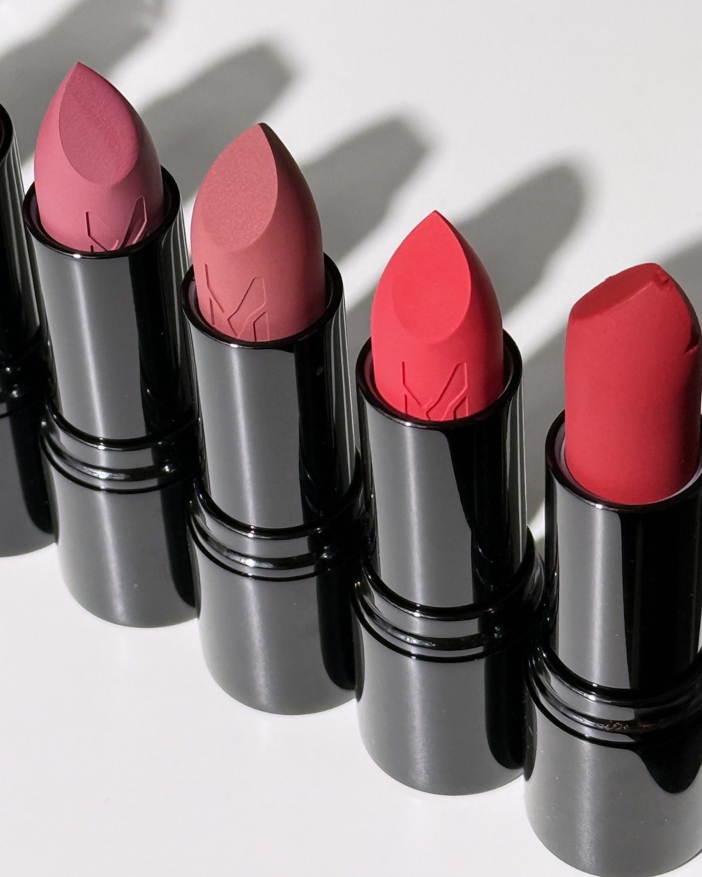 Buzëkuq i kuq Studio Star Velvet – Make Up Factory Kosovo (2)