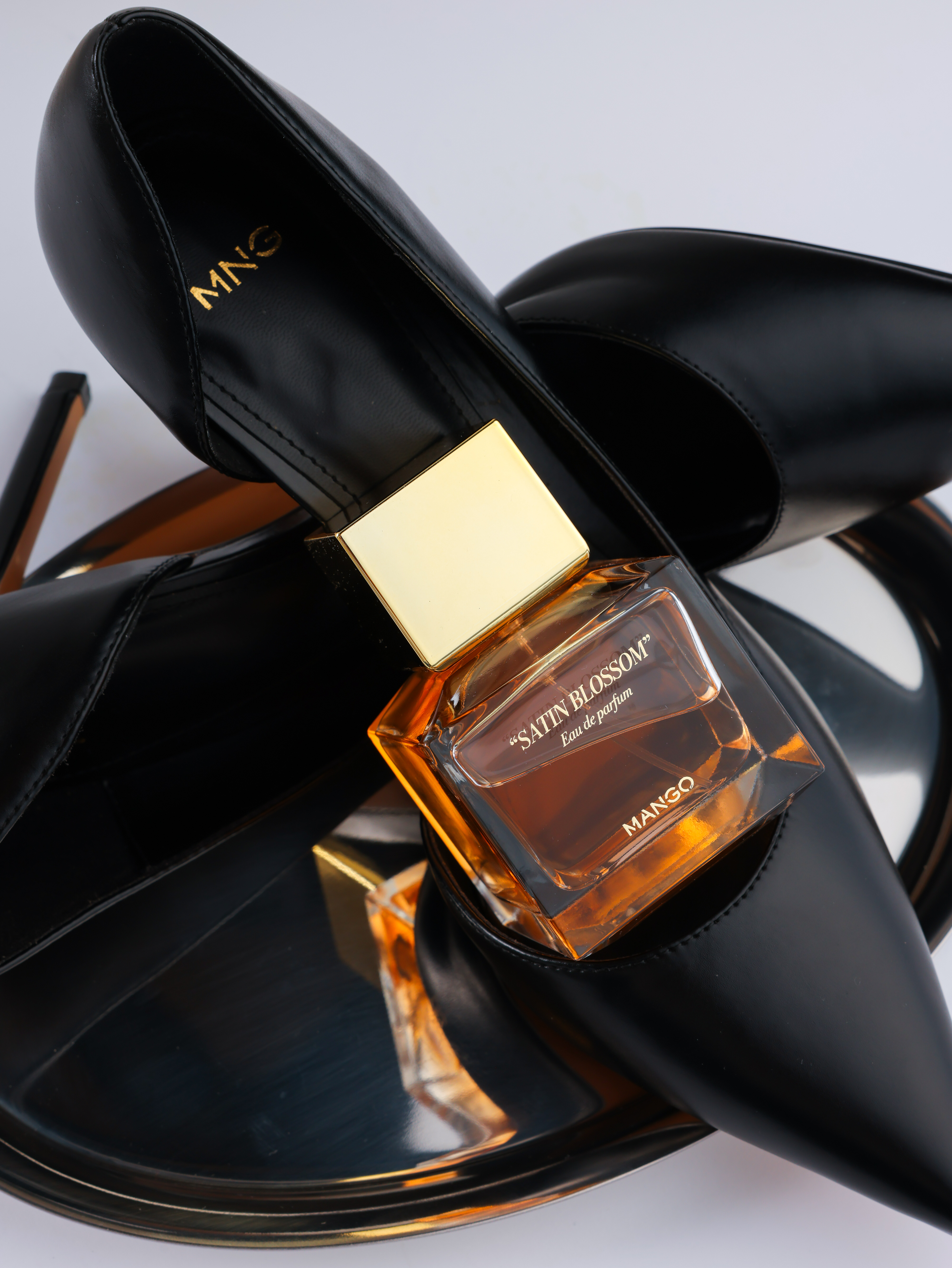 Parfum Mango për femra në shishe të artë – Mango Stores Kosovo