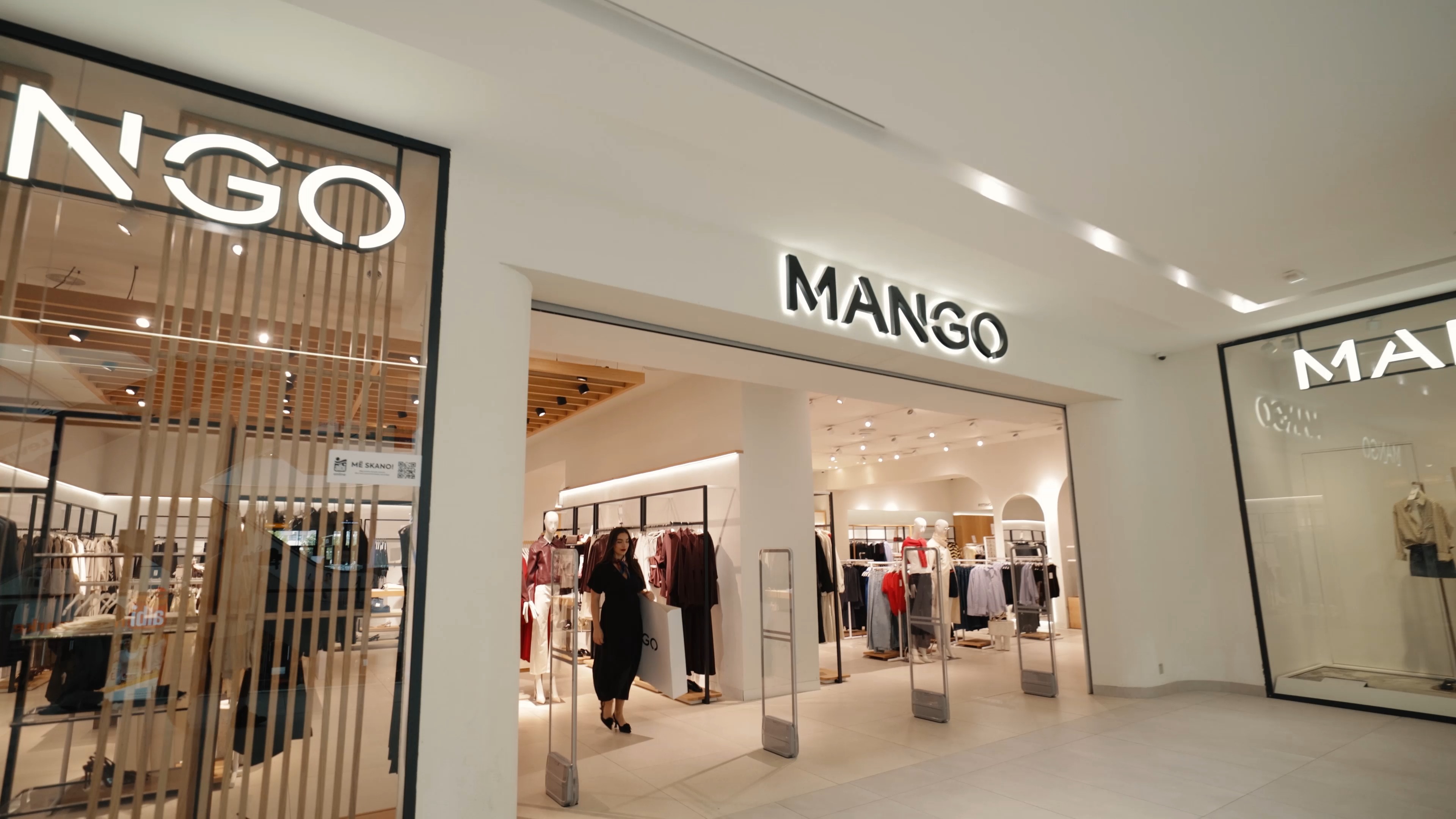 Dyqan veshjesh në qendër tregtare – Mango Stores Kosovo