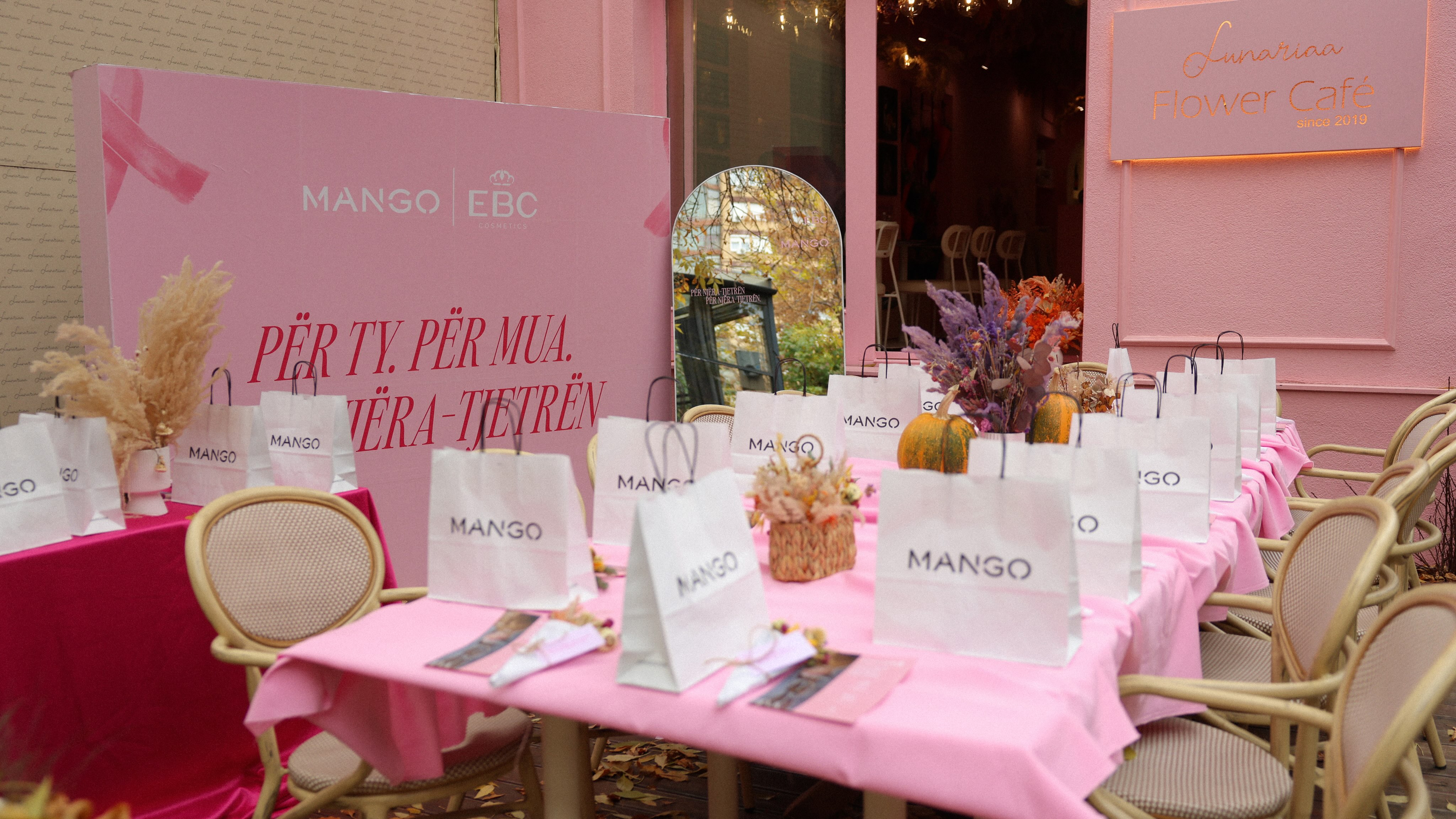 Takim ndërgjegjësimi për Tetorin Rozë – Mango Stores Kosovo (2)