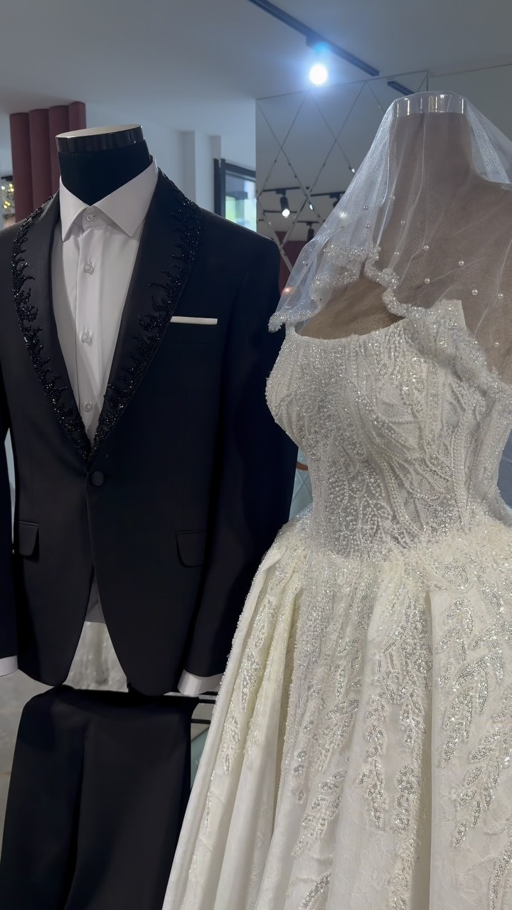 Fustan nusërie dhe smoking i zi dhëndri – Matrons Fashion Group