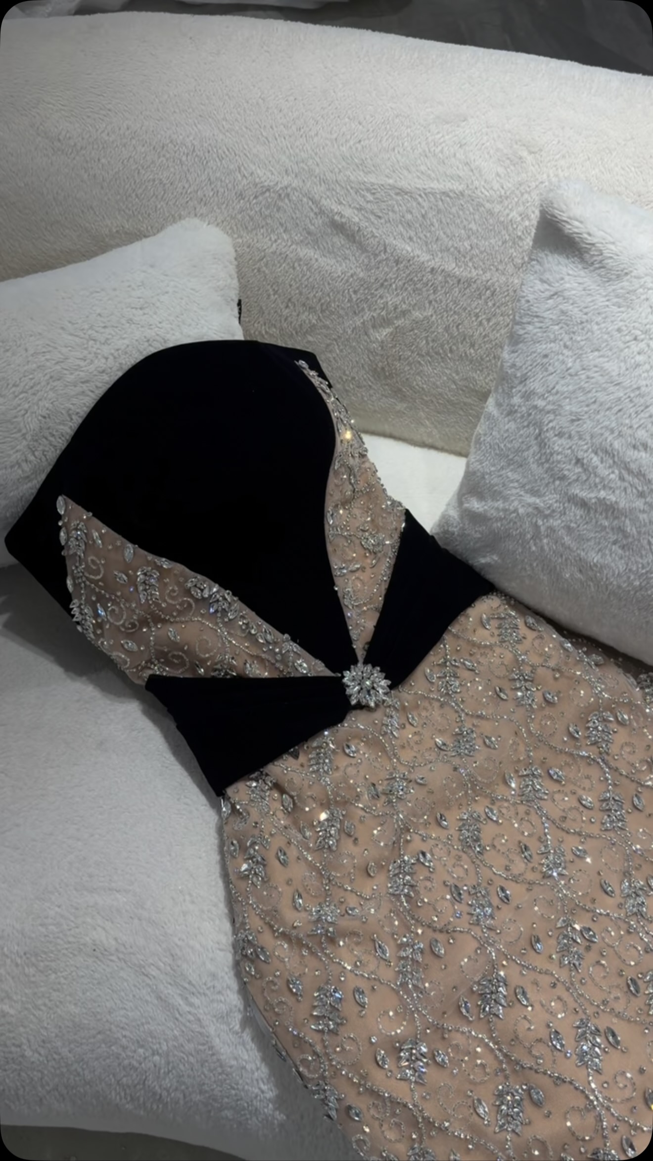 Fustan bezhë me gurë dhe kadife të zezë – Matrons Fashion Group