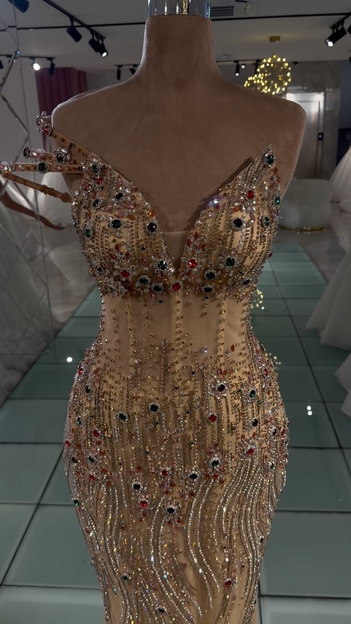 Fustan i artë me gurë shumëngjyrësh – Matrons Fashion Group
