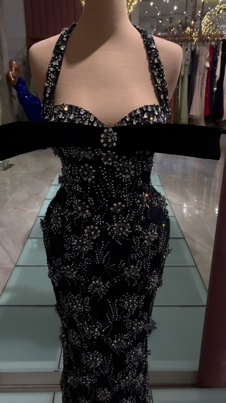 Fustan i zi me gurë dhe jakë halter – Matrons Fashion Group