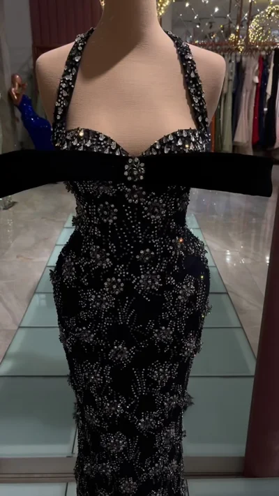 Fustan i zi me gurë dhe jakë halter