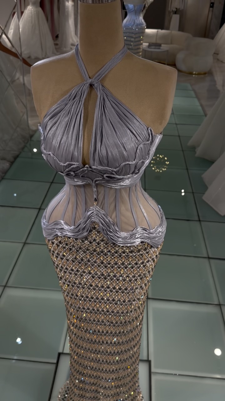 Fustan me gurë dhe korset argjendi me jakë halter – Matrons Fashion Group