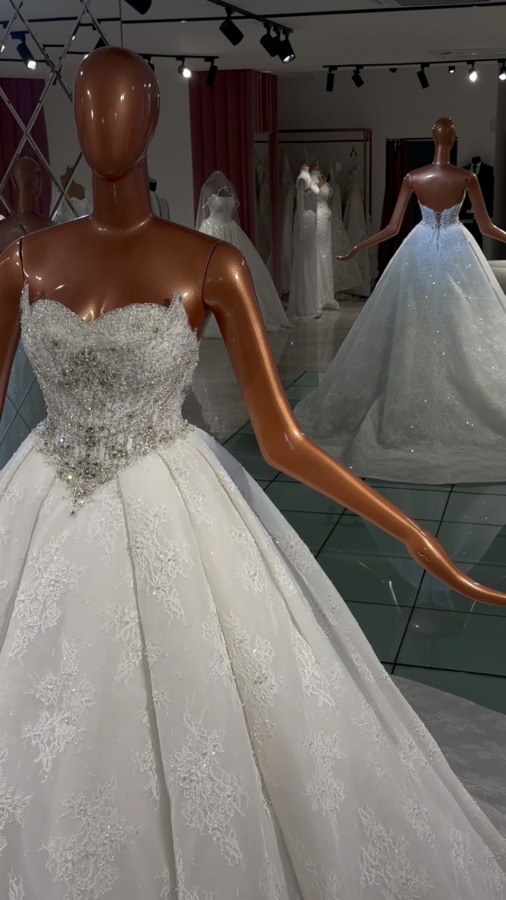 Fustan nusërie pa rripa me gurë, fund i gjerë – Matrons Fashion Group
