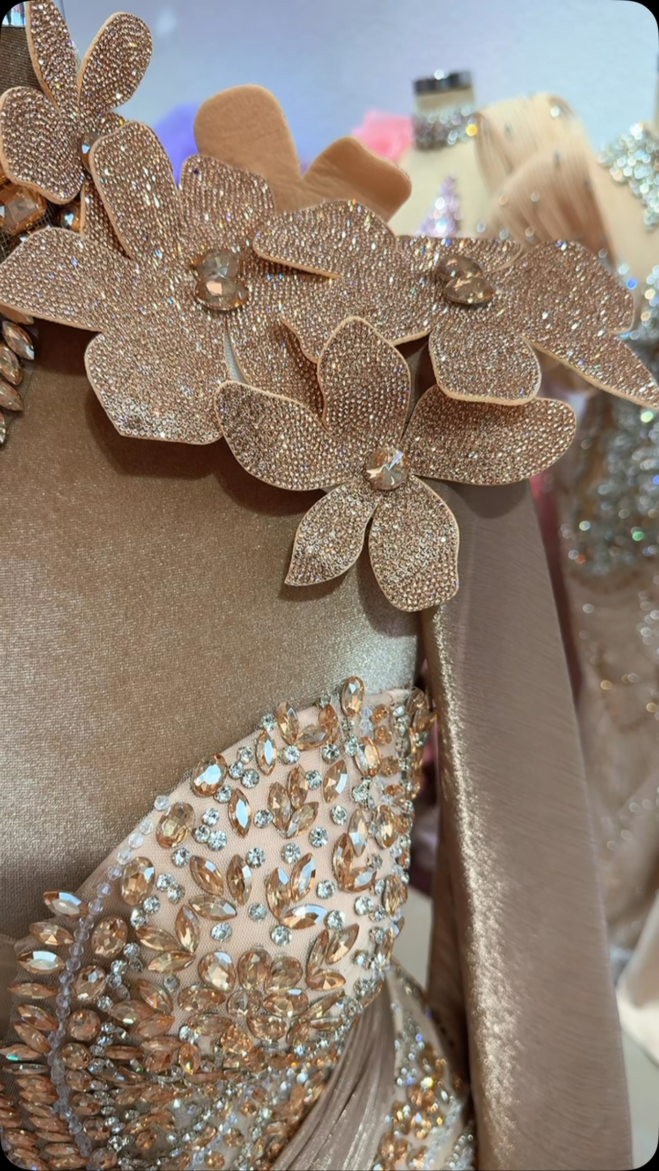 Fustan bezh me gurë dhe lule në sup – MELISA DRESSES