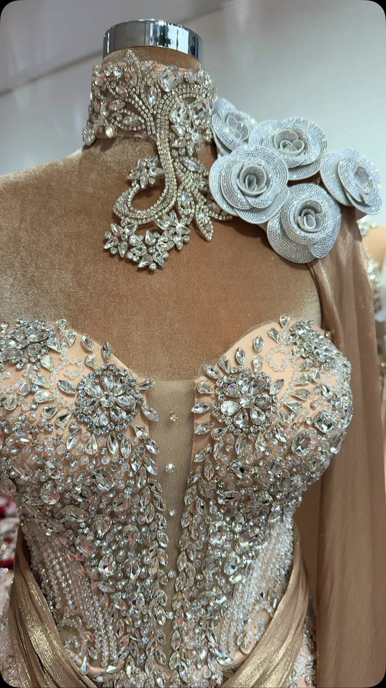 Fustan bezh me gurë dhe lule të bardha – MELISA DRESSES