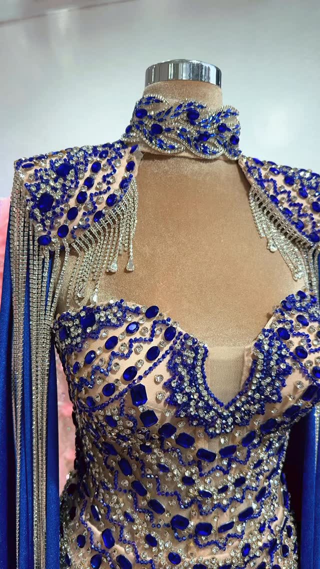 Fustan bezh me gurë blu dhe pelerinë – MELISA DRESSES