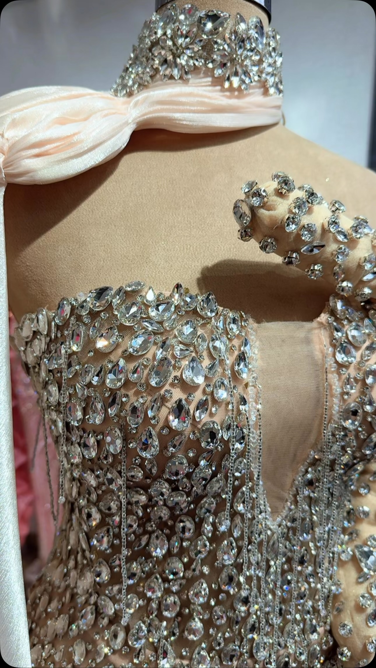 Fustan me gurë kristali dhe shall rozë – MELISA DRESSES