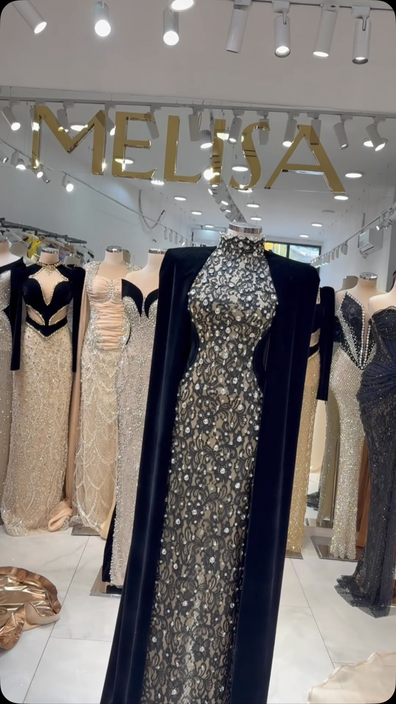 Fustan i gjatë me gurë dhe pelerinë të zezë – Melisa Fashion Int