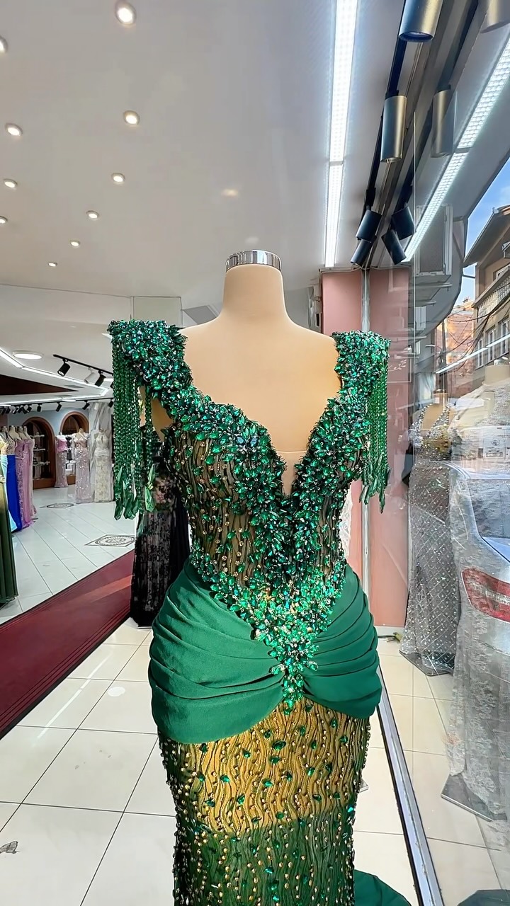 Fustan i gjelbër me gurë dhe dekolte V – MENA Fashion Official