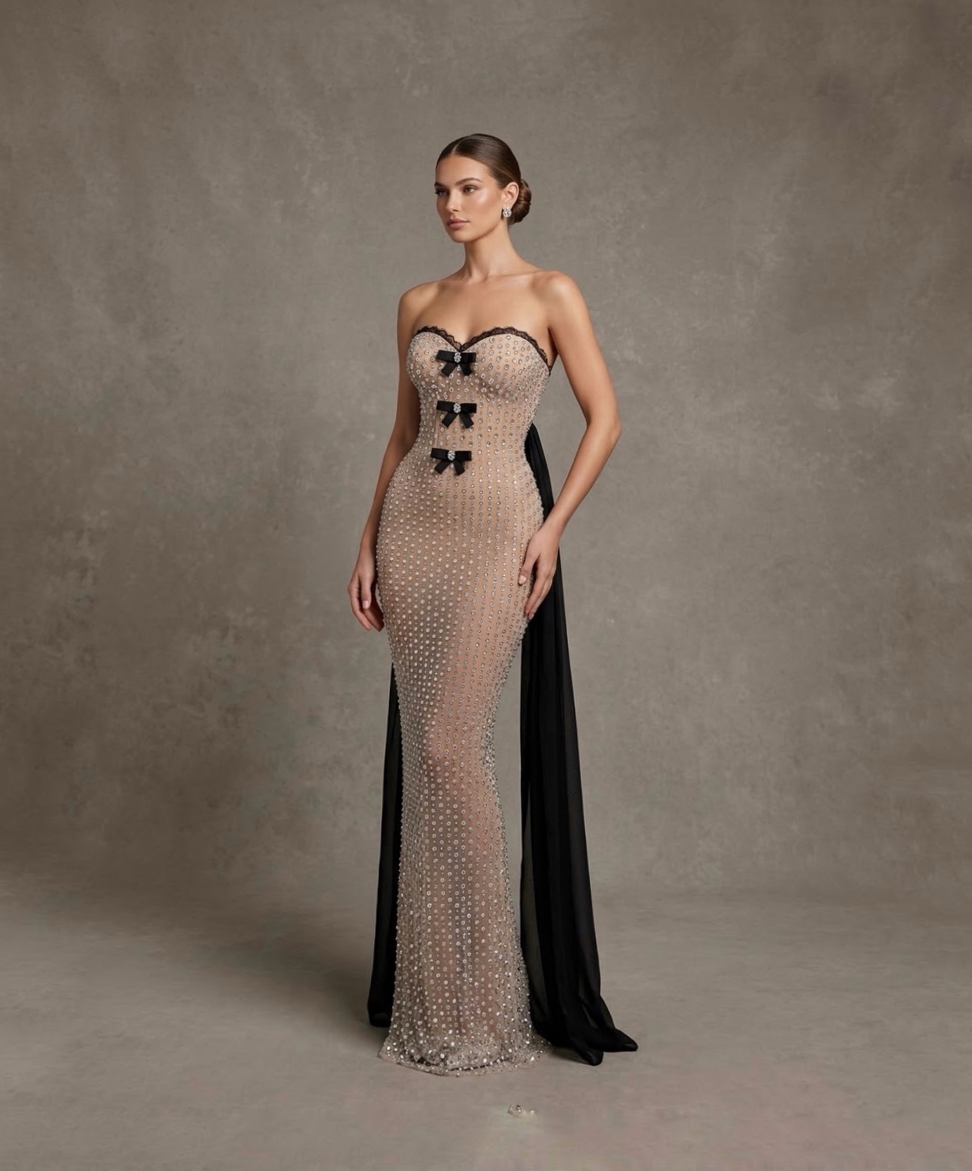 Fustan bezhë me rrjetë dhe fjongo të zeza – MENA Fashion Official