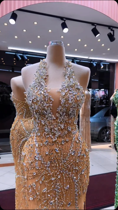 Fustan bezhë me gurë të argjendtë dhe jakë halter