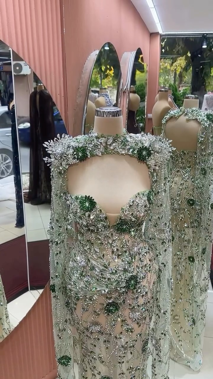 Fustan i gjatë me gurë jeshilë dhe argjendi – MENA Fashion Official