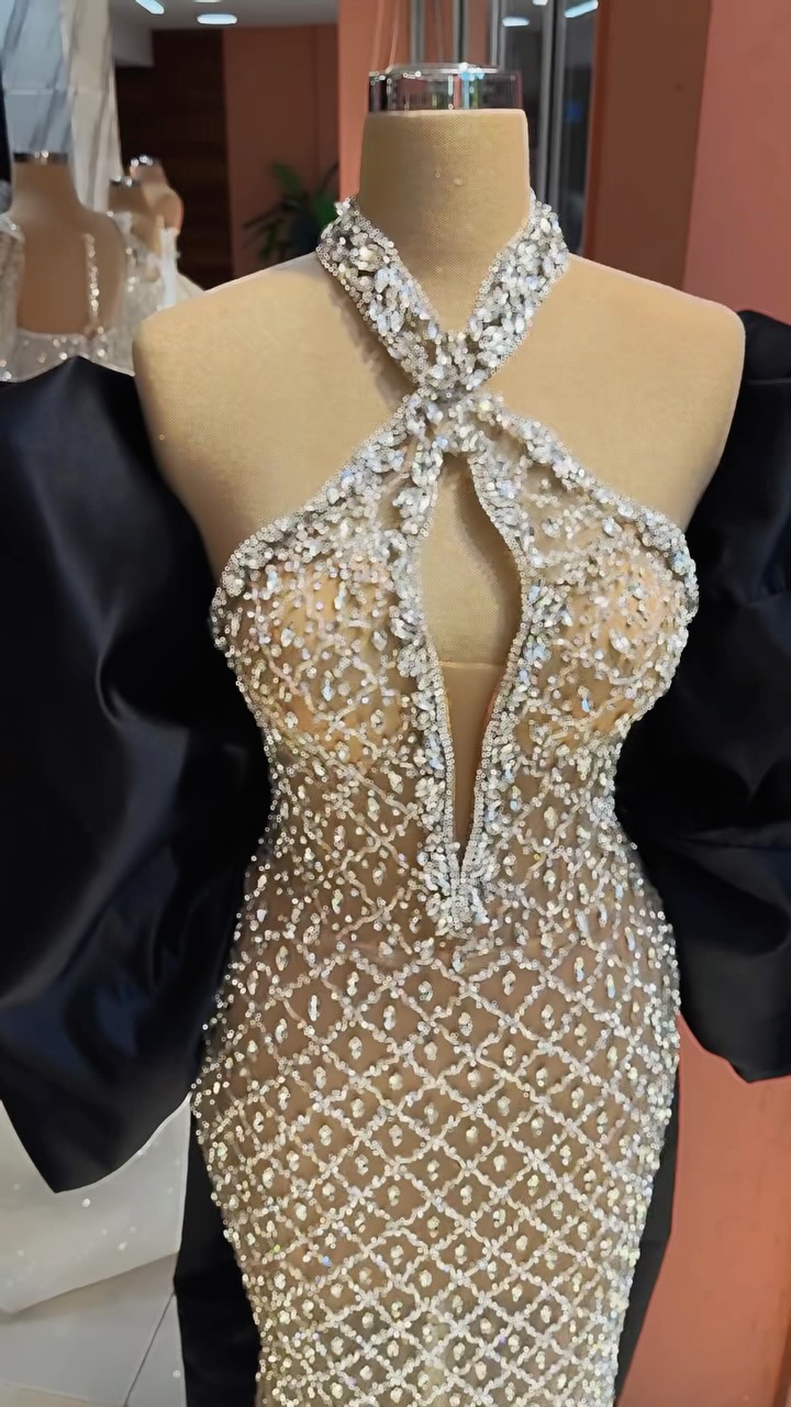 Fustan me gurë dhe jakë të kryqëzuar – MENA Fashion Official