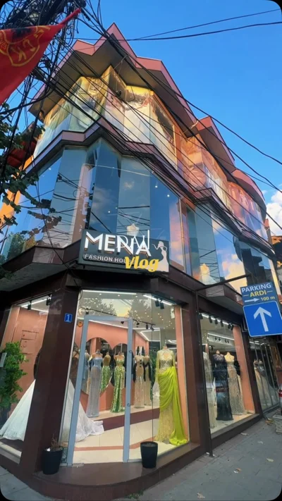 Vitrinë me fustana mbrëmjeje