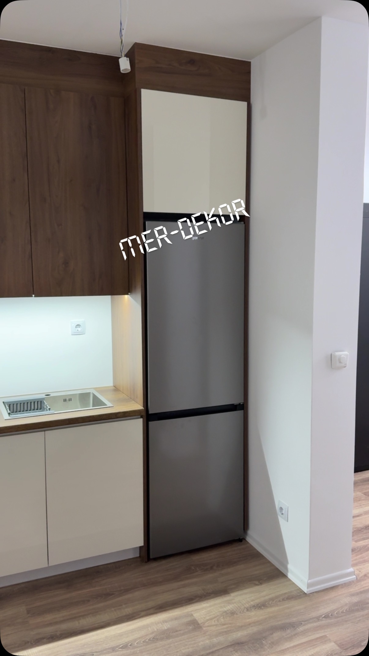 Kuzhinë me frigorifer inoks dhe dollapë druri – Salloni Kuzhinave 𝗠𝗘𝗥-𝗗𝗲𝗸𝗼𝗿
