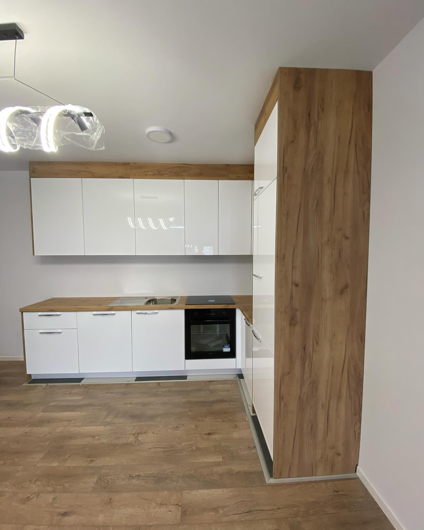 Kuzhinë këndore e bardhë me dru dhe llambë LED – Salloni Kuzhinave 𝗠𝗘𝗥-𝗗𝗲𝗸𝗼𝗿 (2)