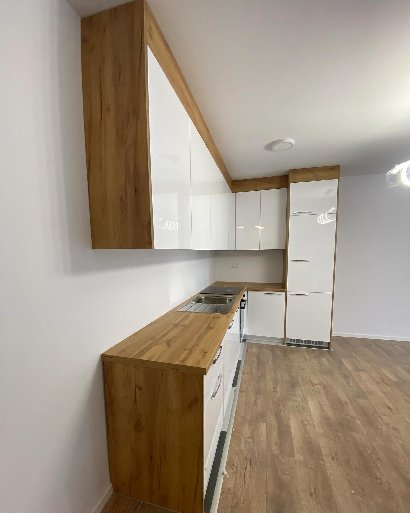 Kuzhinë këndore e bardhë me dru dhe llambë LED – Salloni Kuzhinave 𝗠𝗘𝗥-𝗗𝗲𝗸𝗼𝗿 (3)